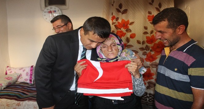 Çöpten çıkardığı bayrağı öpen nineye bayrak hediye edildi