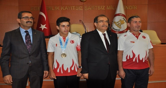 Vali Demir’den Uşaklı Avrupa şampiyonu Mehmet Çelik’e  ödül