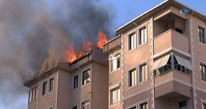 Ataşehir&#039;de 7 katlı binanın çatısı alev alev yandı