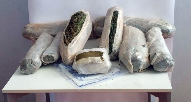 Elazığ’da 8 kilogram esrarla yakalanan 2 şüpheli tutuklandı