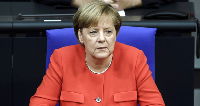Merkel oyunu kullandı