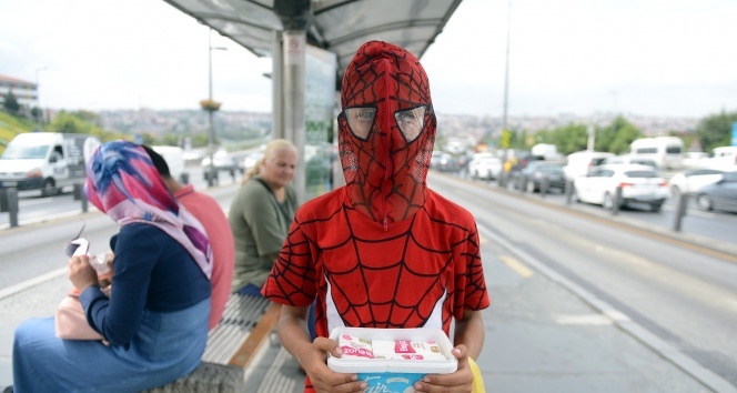 Suriyeli Ali "Örümcek Adam" kostümüyle mendil satışını ikiye katladı