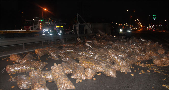 E-5 Karayolu’nda patates yüklü kamyonet devrildi: 2 yaralı