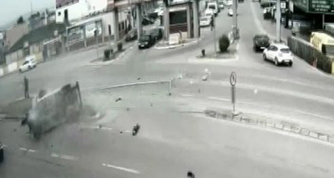 Kocaeli’nde meydana gelen trafik kazaları MOBESE kameralarına yansıdı