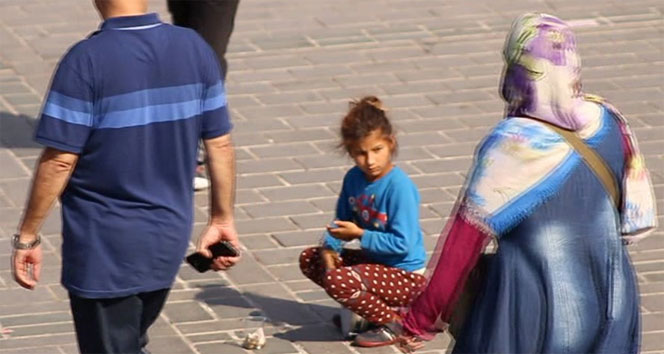 Darbukacı küçük kız, Eminönü&#039;nde ilgi odağı oldu