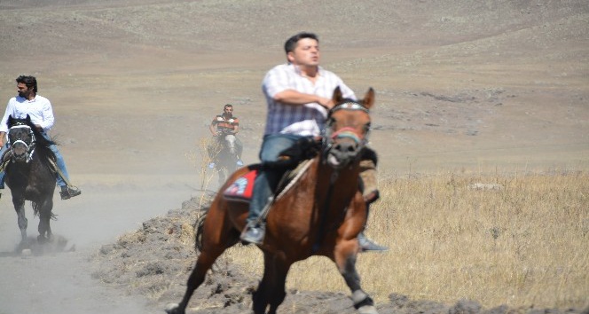Ardahan’da 3’üncü Doğu Anadolu At Yarışları yapıldı