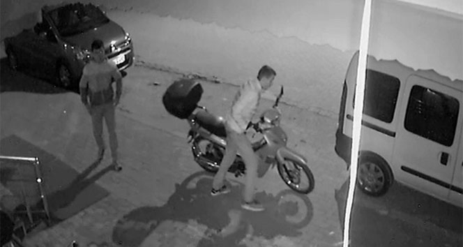 Motosiklet hırsızlarını güvenlik kamerası ele verdi