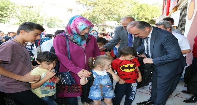 Pamukkale Belediyesi’nden çocuklara okul hediyesi