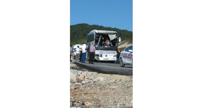 Hafriyat kamyonu ile otobüs çarpıştı: 5 yaralı