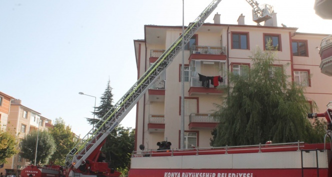 Konya&#039;da 5 katlı binanın çatısında yangın (13.09.2017)