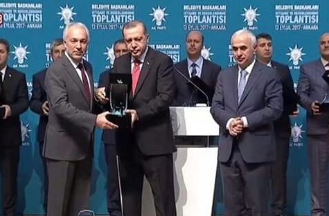 Cumhurbaşkanı Erdoğan’dan, Belediye Başkanı Kamil Saraçoğlu’na ödül