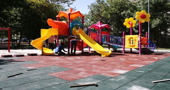 Karaman’da çocukların oyun alanları daha güvenli hale getiriliyor