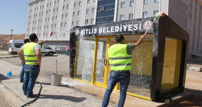 Bitlis’te otobüs durakları temizlendi