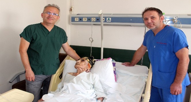 110 yaşındaki hastaya kalça kırığı ameliyatı yapıldı