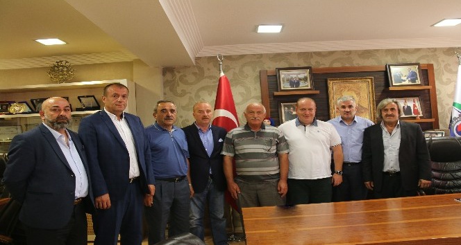 Eskipazar Dernekler Birliği’nden TSO Başkanı Özcan’ı ziyaret etti.