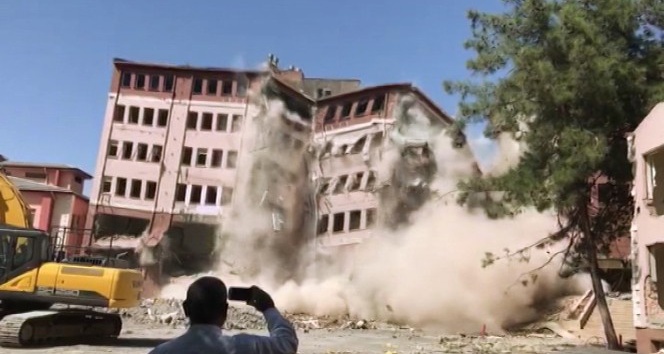 (Özel haber) 48 yıllık hastane binası böyle yıkıldı