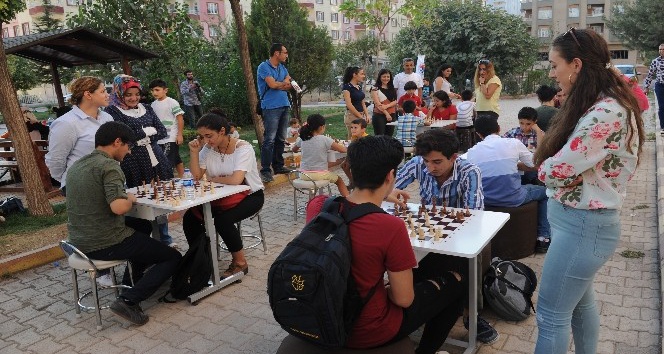 Mardinli çocuklar satranç için sokağa indi