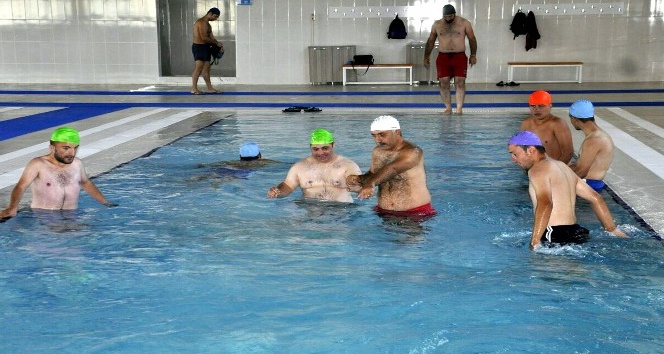 Özel bireylerin olimpik havuz keyfi renkli görüntüler oluşturdu