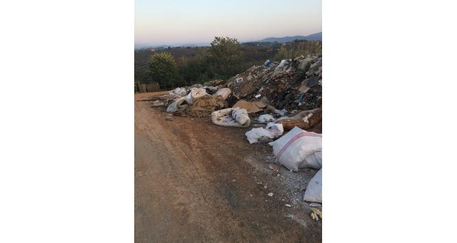 Akçakoca’da Yukarı Mahalle halkı yola dökülen çöplerden şikayetçi