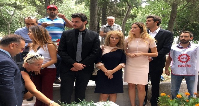 Ünlü sanatçı Tarık Akan, ölümünün birinci yılında kabri başında anıldı