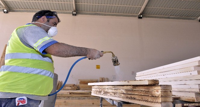 Büyükşehir’in marangoz atölyesi kentin havasını değiştiriyor
