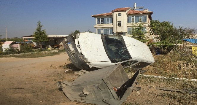 Çöp bidonuna çarpan hafif ticari araç evin bahçesine devrildi: 1 yaralı