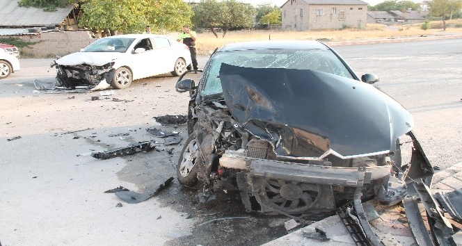 Elazığ’da 2 ayrı trafik kazası: 4 yaralı
