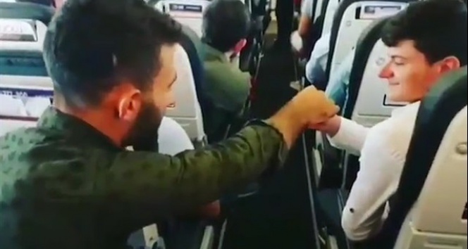 Uçakta elden ele pilota bilet parası gönderen Karadenizliler, sosyal medyada fenomen oldu