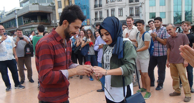 Taksim Meydanı’ndaki evlilik teklifi renkli görüntüler oluşturdu