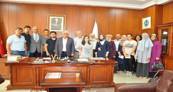 Başkan Şimşek YGS’de başarılı olan öğrencileri ödüllendirdi