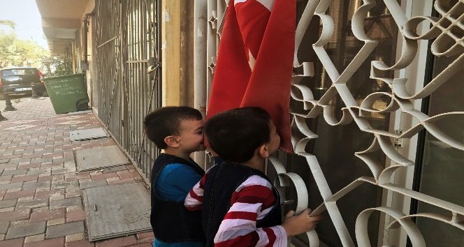 Ders başı yapan Süriyeli öğrenciler Türk bayrağını öpüp teşekkür etti