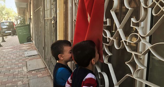 Suriyeli öğrenciler Türk bayrağını öptü
