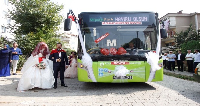 Tanıştıkları otobüs düğün araçları oldu