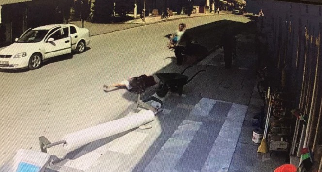 Motosiklet sürücüsünün çarptığı kadın yere yuvarlandı