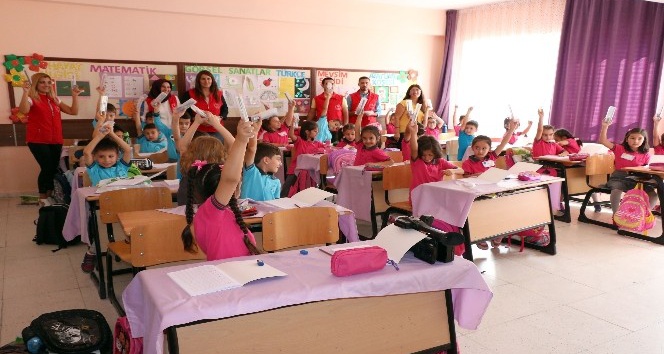Yozgat’ta öğrencilere kalem seti dağıtıldı