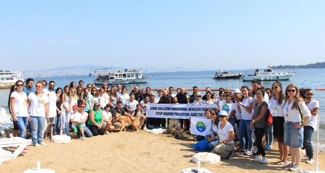 Gönüllüler deniz ve kıyı temizliği yaptı