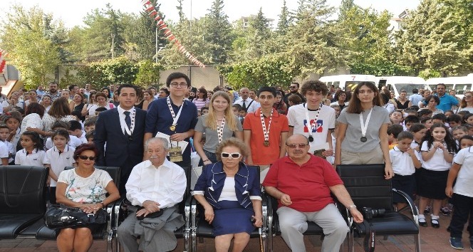 GKV’nin Türkiye münazara şampiyonlarına ödül yağdı