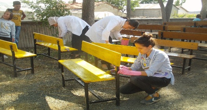 Özalp ilçesinde okul sıraları yeni boyandı