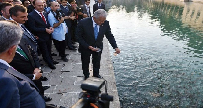 Başbakan Yıldırım Balıklıgöl’ü ziyaret etti