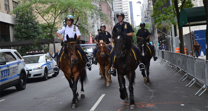 New York’ta atlı polisler turistlerin ilgi odağı oldu
