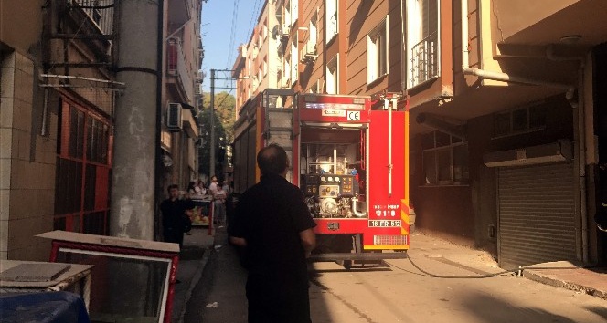 Bursa’da 6 katlı binanın çatı katında yangın çıktı