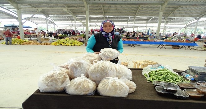 3 çocuk annesi kadın, pazarlarda ekmek satıyor