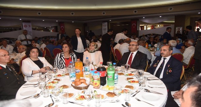 Gaziler Günü’nde Adana Valiliğinden şehit yakınları ile gazilere yemek