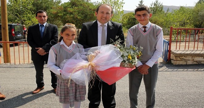 Vali Ali Hamza Pehlivan, Akşar Gençsoman İlkokulu’nu ziyaret etti