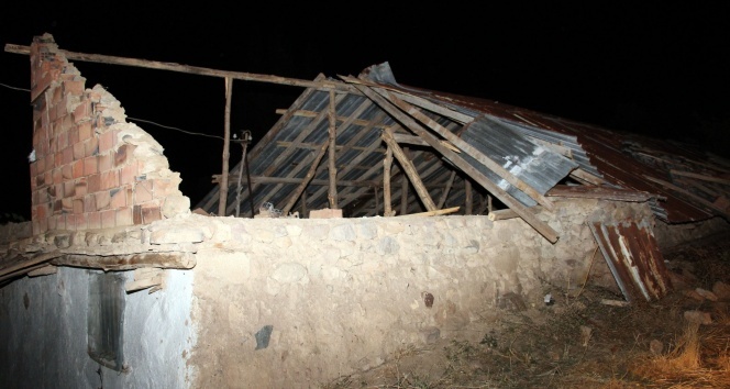 Yozgat’ta hortum evlerin çatılarını uçurdu