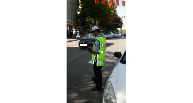 Aksaray’da yaya geçidine park eden polis aracına ceza yazıldı
