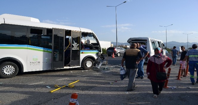 Balıkesir’de minibüsler çarpıştı: 11’i öğrenci 21 kişi yaralı