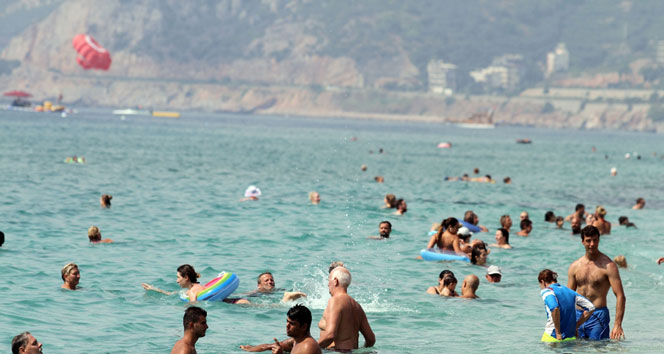 Alanya&#039;da plajlar turistlere kaldı