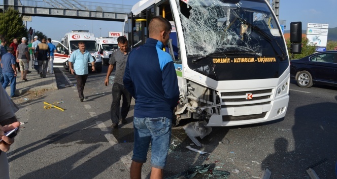 Balıkesir&#039;de minibüsler çarpıştı: 16&#039;sı öğrenci 41 kişi yaralı