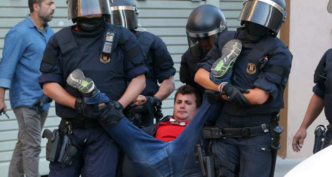 İspanya polisi, Katalonya’da hükümet kurumlarına baskın düzenledi